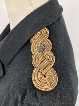 k.u.k. Österreich, schwarzer Rock mit violetten Ärmelbiesen und gewaltigen Schulterstücken. Guter Gesamtzustand