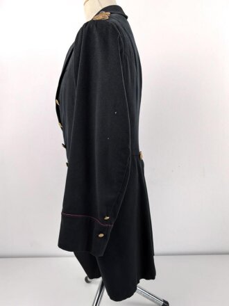 k.u.k. Österreich, schwarzer Rock mit violetten Ärmelbiesen und gewaltigen Schulterstücken. Guter Gesamtzustand