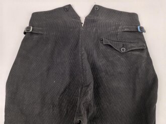 NSKK, schwarze Stiefelhose aus Cord. Leicht getragenes Stück in gutem Zustand, mit RZM Etikett