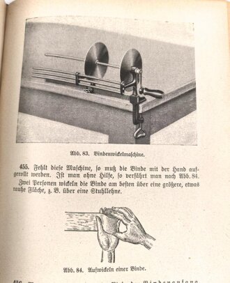 H. Dv. 59 "Unterrichtsbuch für Sanitäts-Unteroffiziere und Mannschaften" datiert 1939, 430 Seiten, DIN A5, stark gebraucht mit Stempel des Truppenarzt dei der Flakkaserne Mannheim-Käfertal 1941