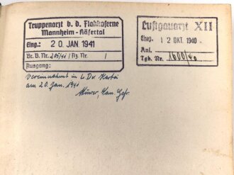 H. Dv. 59 "Unterrichtsbuch für Sanitäts-Unteroffiziere und Mannschaften" datiert 1939, 430 Seiten, DIN A5, stark gebraucht mit Stempel des Truppenarzt dei der Flakkaserne Mannheim-Käfertal 1941