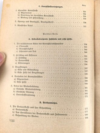 H. Dv. 59 "Unterrichtsbuch für Sanitäts-Unteroffiziere und Mannschaften" datiert 1939, 430 Seiten, DIN A5, stark gebraucht mit Stempel des Truppenarzt dei der Flakkaserne Mannheim-Käfertal 1941