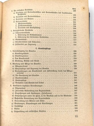 H. Dv. 59 "Unterrichtsbuch für Sanitäts-Unteroffiziere und Mannschaften" datiert 1939, 430 Seiten, DIN A5, stark gebraucht mit Stempel des Truppenarzt dei der Flakkaserne Mannheim-Käfertal 1941
