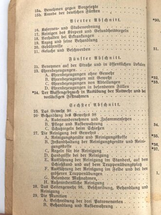 "Dienstunterricht des badischen Infanteristen - Ein Leitfaden für den Unterricht der Mannschaften" datiert 1915, 270 Seiten, DIN A5, stark gebraucht, Einband fehlt