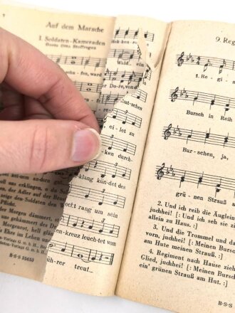 "Das neue Soldatenliederbuch" Textbuch mit Melodien, 80 Seiten, DIN A6, viele Seiten rausgerissen, die ersten Seiten fehlen
