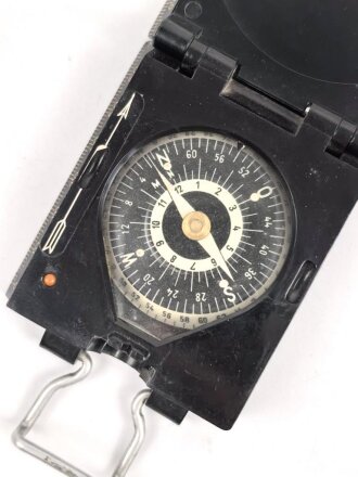 Marschlompass aus schwarzer Pressmasse, Hersteller GKS.