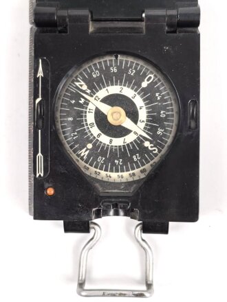 Marschlompass aus schwarzer Pressmasse, Hersteller GKS.