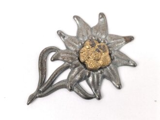 Edelweiss für die Bergmütze von Angehörigen der Gebirgstruppe der Wehrmacht. Hersteller G.B.44