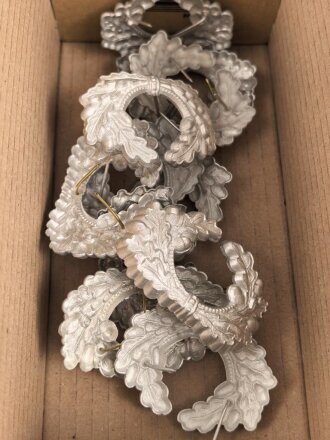 Eichenlaubkranz für eine Schirmmütze des Heeres. Aluminium, ungebraucht. Sie erhalten ein ( 1 ) Stück