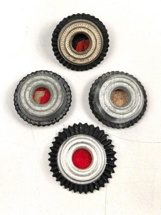 Kaiserreich bis frühe Wehrmacht, vier defekte Kokarden für Offiziers Schirmmützen