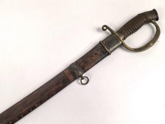 Russland, Schaschka für Offiziere Modell 1881/09. Die Klinge aus russischer fertigung vor längerer Zeit gereinigt, zum Teil leicht narbig und angeschliffen. Das Mundblech der Scheide lose, Herrschermonogramm Zar Nikolaus II