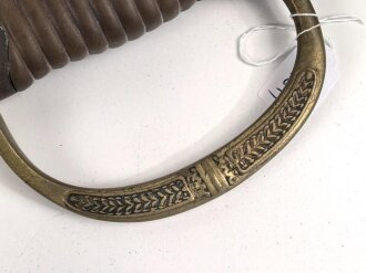 Russland, Schaschka für Offiziere Modell 1881/09. Die Klinge aus russischer fertigung vor längerer Zeit gereinigt, zum Teil leicht narbig und angeschliffen. Das Mundblech der Scheide lose, Herrschermonogramm Zar Nikolaus II