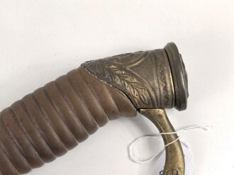 Russland, Schaschka für Offiziere Modell 1881/09. Die Klinge aus russischer fertigung vor längerer Zeit gereinigt, zum Teil leicht narbig und angeschliffen. Das Mundblech der Scheide lose, Herrschermonogramm Zar Nikolaus II