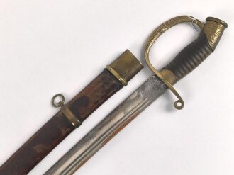 Russland, Schaschka für Offiziere Modell 1881/09. Die Klinge aus russischer fertigung vor längerer Zeit gereinigt, zum Teil leicht narbig und angeschliffen. Das Mundblech der Scheide lose, Herrschermonogramm Zar Nikolaus II