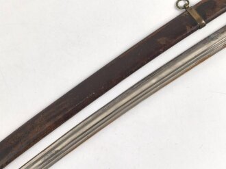 Russland, Schaschka für Offiziere Modell 1881/09. Die Klinge aus russischer fertigung vor längerer Zeit gereinigt, zum Teil leicht narbig und angeschliffen. Das Mundblech der Scheide lose, Herrschermonogramm Zar Nikolaus II