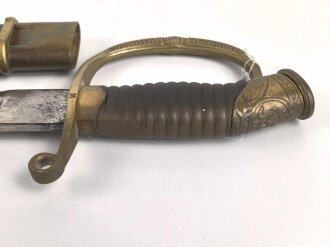 Russland, Schaschka für Offiziere Modell 1881/09. Die Klinge aus russischer fertigung vor längerer Zeit gereinigt, zum Teil leicht narbig und angeschliffen. Das Mundblech der Scheide lose, Herrschermonogramm Zar Nikolaus II