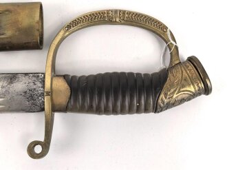 Russland, Schaschka für Offiziere Modell 1881/09. Die Klinge aus russischer fertigung vor längerer Zeit gereinigt, zum Teil leicht narbig und angeschliffen. Das Mundblech der Scheide lose, Herrschermonogramm Zar Nikolaus II