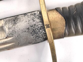 Russland, Schaschka für Offiziere Modell 1881/09. Die Klinge aus russischer fertigung vor längerer Zeit gereinigt, zum Teil leicht narbig und angeschliffen. Das Mundblech der Scheide lose, Herrschermonogramm Zar Nikolaus II