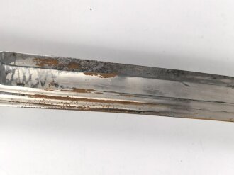 Russland, Schaschka für Offiziere Modell 1881/09. Die Klinge aus russischer fertigung vor längerer Zeit gereinigt, zum Teil leicht narbig und angeschliffen. Das Mundblech der Scheide lose, Herrschermonogramm Zar Nikolaus II