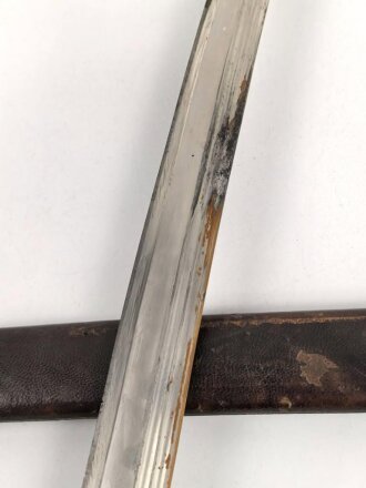 Russland, Schaschka für Offiziere Modell 1881/09. Die Klinge aus russischer fertigung vor längerer Zeit gereinigt, zum Teil leicht narbig und angeschliffen. Das Mundblech der Scheide lose, Herrschermonogramm Zar Nikolaus II