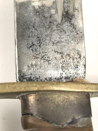 Russland, Schaschka für Offiziere Modell 1881/09. Die Klinge aus russischer fertigung vor längerer Zeit gereinigt, zum Teil leicht narbig und angeschliffen. Das Mundblech der Scheide lose, Herrschermonogramm Zar Nikolaus II