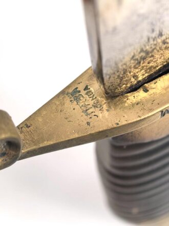 Russland, Schaschka für Offiziere Modell 1881/09. Die Klinge aus russischer fertigung vor längerer Zeit gereinigt, zum Teil leicht narbig und angeschliffen. Das Mundblech der Scheide lose, Herrschermonogramm Zar Nikolaus II