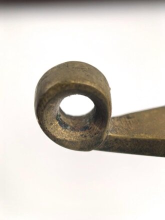 Russland, Schaschka für Offiziere Modell 1881/09. Die Klinge aus russischer fertigung vor längerer Zeit gereinigt, zum Teil leicht narbig und angeschliffen. Das Mundblech der Scheide lose, Herrschermonogramm Zar Nikolaus II