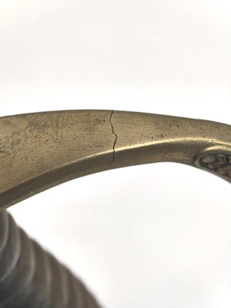 Russland, Schaschka für Offiziere Modell 1881/09. Die Klinge aus russischer fertigung vor längerer Zeit gereinigt, zum Teil leicht narbig und angeschliffen. Das Mundblech der Scheide lose, Herrschermonogramm Zar Nikolaus II