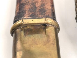 Russland, Schaschka für Offiziere Modell 1881/09. Die Klinge aus russischer fertigung vor längerer Zeit gereinigt, zum Teil leicht narbig und angeschliffen. Das Mundblech der Scheide lose, Herrschermonogramm Zar Nikolaus II