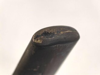 Russland, Schaschka für Offiziere Modell 1881/09. Die Klinge aus russischer fertigung vor längerer Zeit gereinigt, zum Teil leicht narbig und angeschliffen. Das Mundblech der Scheide lose, Herrschermonogramm Zar Nikolaus II