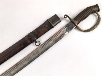 Russland, Schaschka für Offiziere Modell 1881/09. Die Klinge aus russischer fertigung vor längerer Zeit gereinigt, zum Teil leicht narbig und angeschliffen. Das Mundblech der Scheide lose, Herrschermonogramm Zar Nikolaus II