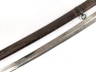 Russland, Schaschka für Offiziere Modell 1881/09. Die Klinge aus russischer fertigung vor längerer Zeit gereinigt, zum Teil leicht narbig und angeschliffen. Das Mundblech der Scheide lose, Herrschermonogramm Zar Nikolaus II