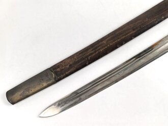 Russland, Schaschka für Offiziere Modell 1881/09. Die Klinge aus russischer fertigung vor längerer Zeit gereinigt, zum Teil leicht narbig und angeschliffen. Das Mundblech der Scheide lose, Herrschermonogramm Zar Nikolaus II