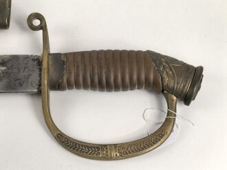 Russland, Schaschka für Offiziere Modell 1881/09. Die Klinge aus russischer fertigung vor längerer Zeit gereinigt, zum Teil leicht narbig und angeschliffen. Das Mundblech der Scheide lose, Herrschermonogramm Zar Nikolaus II