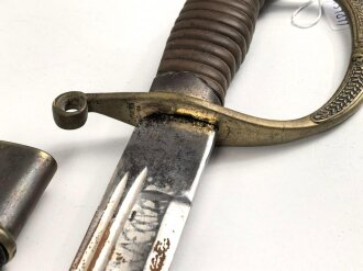 Russland, Schaschka für Offiziere Modell 1881/09. Die Klinge aus russischer fertigung vor längerer Zeit gereinigt, zum Teil leicht narbig und angeschliffen. Das Mundblech der Scheide lose, Herrschermonogramm Zar Nikolaus II