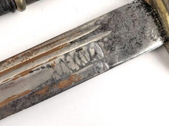 Russland, Schaschka für Offiziere Modell 1881/09. Die Klinge aus russischer fertigung vor längerer Zeit gereinigt, zum Teil leicht narbig und angeschliffen. Das Mundblech der Scheide lose, Herrschermonogramm Zar Nikolaus II