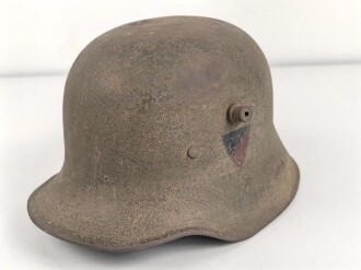 1. Weltkrieg, Stahlhelm Modell 1918. In allen Teilen originales Stück, ungereinigt. Auf der linken Seite ein schwarz / rotes Wappen, dieses original lackiert. Freikorps ?