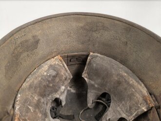 1. Weltkrieg, Stahlhelm Modell 1918. In allen Teilen originales Stück, ungereinigt. Auf der linken Seite ein schwarz / rotes Wappen, dieses original lackiert. Freikorps ?