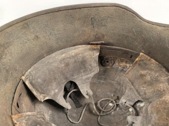 1. Weltkrieg, Stahlhelm Modell 1918. In allen Teilen originales Stück, ungereinigt. Auf der linken Seite ein schwarz / rotes Wappen, dieses original lackiert. Freikorps ?