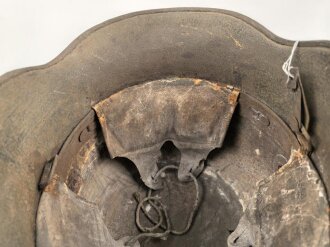 1. Weltkrieg, Stahlhelm Modell 1918. In allen Teilen originales Stück, ungereinigt. Auf der linken Seite ein schwarz / rotes Wappen, dieses original lackiert. Freikorps ?