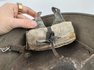 1. Weltkrieg, Stahlhelm Modell 1918. In allen Teilen originales Stück, ungereinigt. Auf der linken Seite ein schwarz / rotes Wappen, dieses original lackiert. Freikorps ?