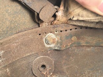 1. Weltkrieg, Stahlhelm Modell 1918. In allen Teilen originales Stück, ungereinigt. Auf der linken Seite ein schwarz / rotes Wappen, dieses original lackiert. Freikorps ?