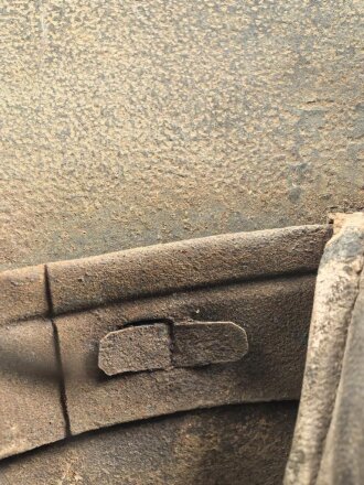 1. Weltkrieg, Stahlhelm Modell 1918. In allen Teilen originales Stück, ungereinigt. Auf der linken Seite ein schwarz / rotes Wappen, dieses original lackiert. Freikorps ?