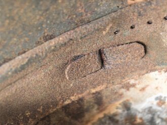 1. Weltkrieg, Stahlhelm Modell 1918. In allen Teilen originales Stück, ungereinigt. Auf der linken Seite ein schwarz / rotes Wappen, dieses original lackiert. Freikorps ?