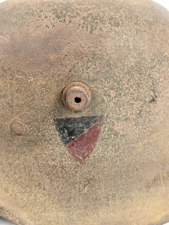 1. Weltkrieg, Stahlhelm Modell 1918. In allen Teilen originales Stück, ungereinigt. Auf der linken Seite ein schwarz / rotes Wappen, dieses original lackiert. Freikorps ?