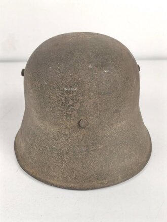 1. Weltkrieg, Stahlhelm Modell 1918. In allen Teilen originales Stück, ungereinigt. Auf der linken Seite ein schwarz / rotes Wappen, dieses original lackiert. Freikorps ?