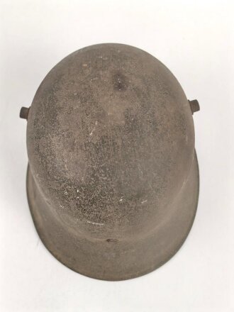 1. Weltkrieg, Stahlhelm Modell 1918. In allen Teilen originales Stück, ungereinigt. Auf der linken Seite ein schwarz / rotes Wappen, dieses original lackiert. Freikorps ?