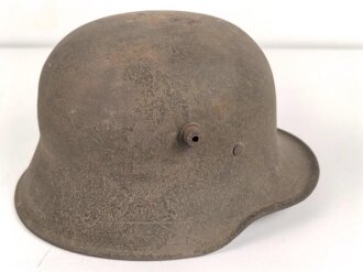 1. Weltkrieg, Stahlhelm Modell 1918. In allen Teilen originales Stück, ungereinigt. Auf der linken Seite ein schwarz / rotes Wappen, dieses original lackiert. Freikorps ?