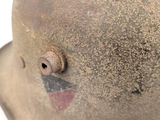 1. Weltkrieg, Stahlhelm Modell 1918. In allen Teilen originales Stück, ungereinigt. Auf der linken Seite ein schwarz / rotes Wappen, dieses original lackiert. Freikorps ?