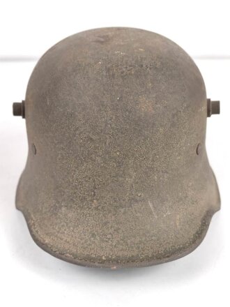 1. Weltkrieg, Stahlhelm Modell 1918. In allen Teilen originales Stück, ungereinigt. Auf der linken Seite ein schwarz / rotes Wappen, dieses original lackiert. Freikorps ?